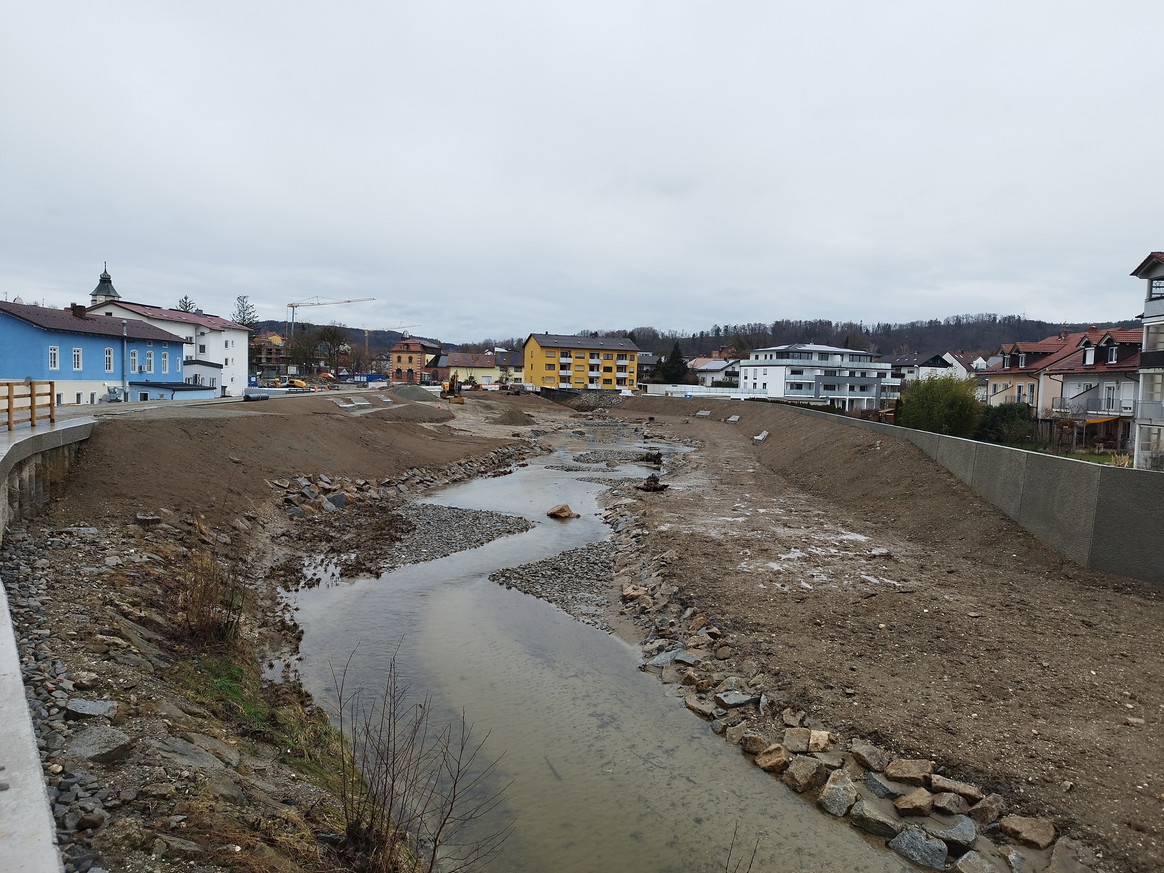 Abschnitt II - BA 03 – Bild 2 Baumaßnahme abgeschlossen einschließlich renaturiertem Simbach (Blick Richtung Nord, vom Bahndamm Richtung Kreuzberger Weg Brücke).