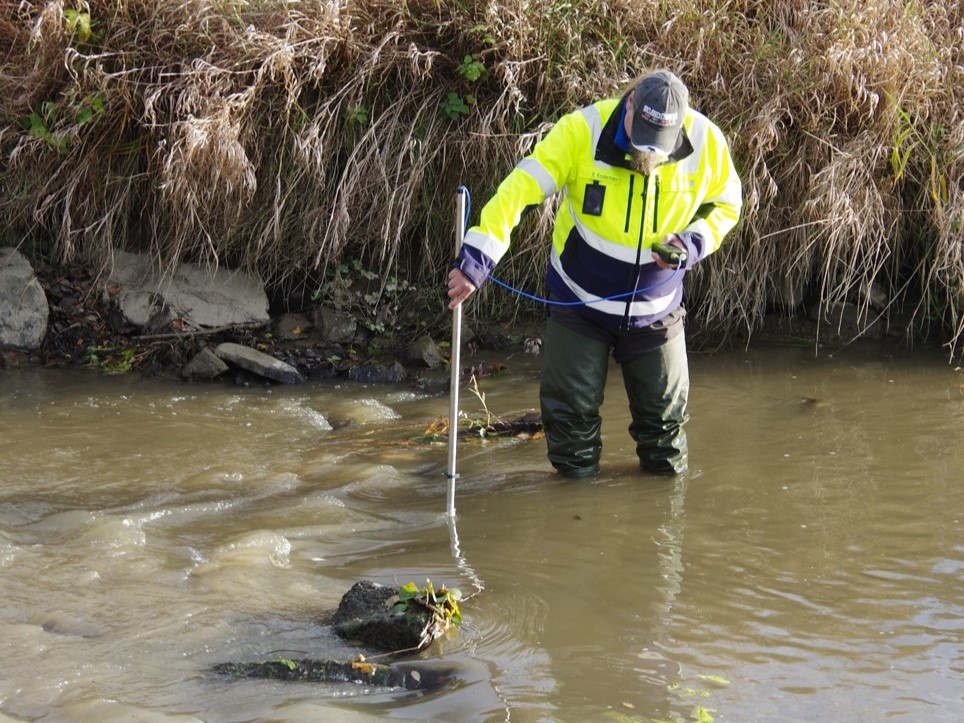 Voller Einsatz: Unser Bauleiter misst höchstpersönlich die Fließgeschwindigkeiten an kritischen Stellen