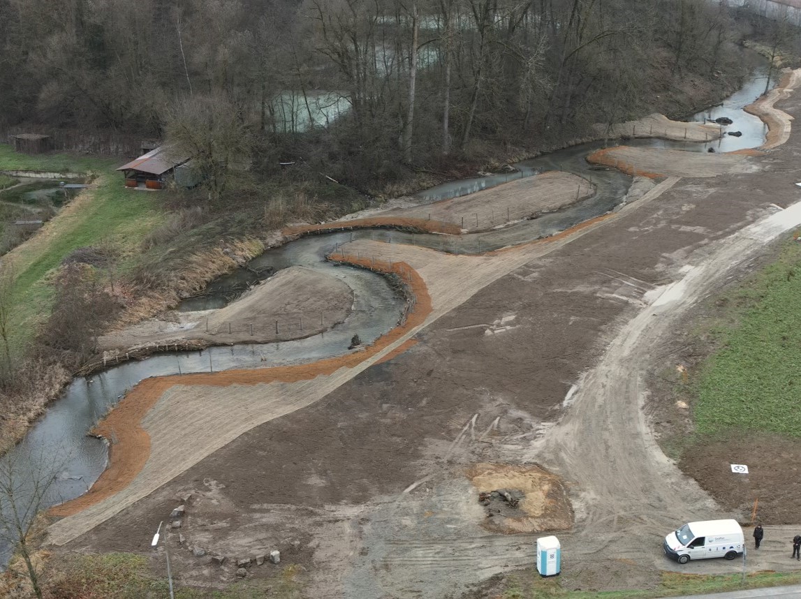 Die Winterruhe ist auch an der Wolfach eingekehrt: die Maßnahme ist nun abgeschlossen und wird sich selbst überlassen. Im Frühjahr 2026 folgt noch eine Pflanzung.