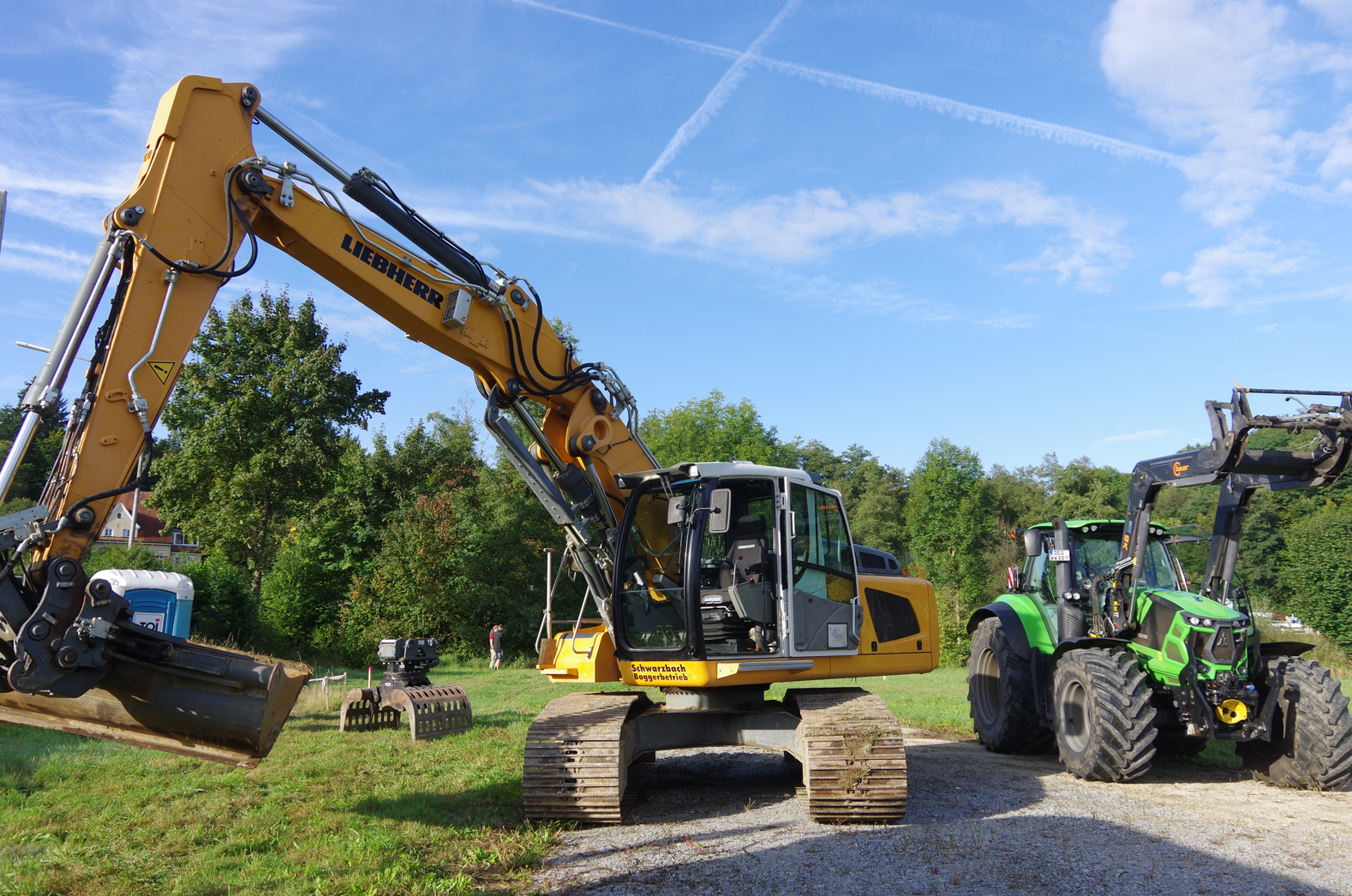 Nicht nur am Himmel ist ordentlich was los Bagger und Traktor stehen für die ersten Arbeiten bereit.