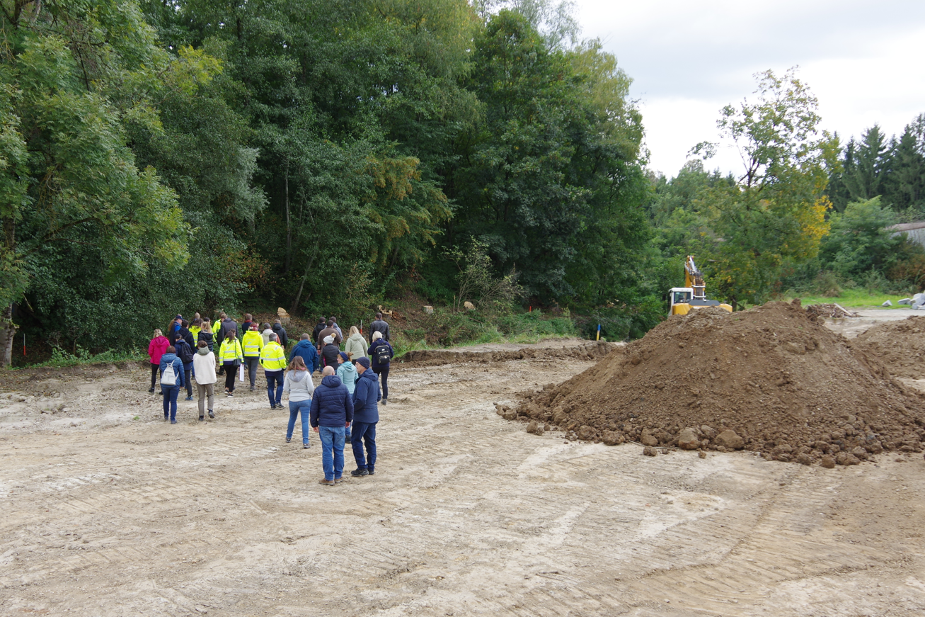 Interessierte WWA-Mitarbeiter wurden im Rahmen einer Exkursion u.a. über die Baustelle an der Wolfach geführt Mitarbeiter des Wasserwirtschaftsamtes besuchen im Rahmen einer Exkursion die Baustelle.