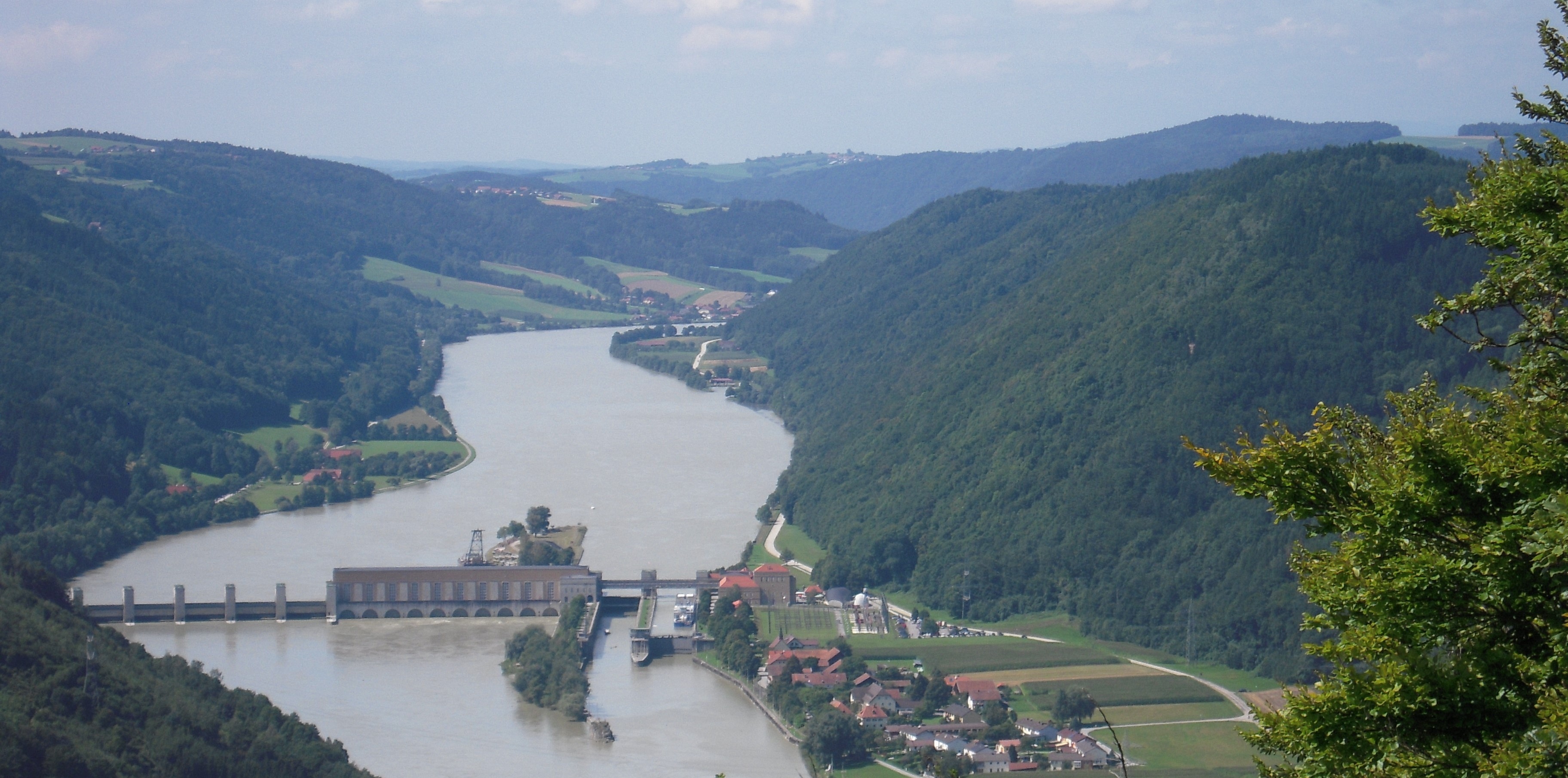 Kraftwerk Jochenstein und der Donaulauf
